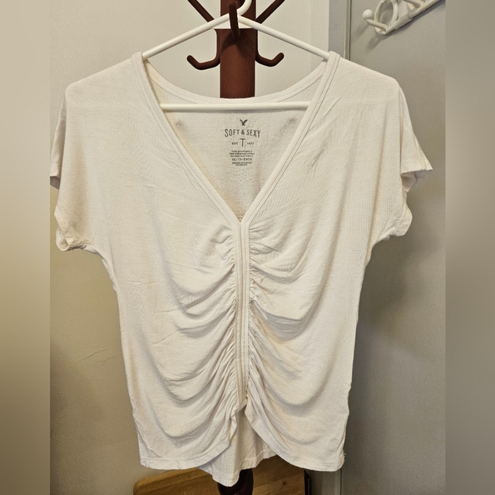 American Eagle - Soft V-Neck Crop Top